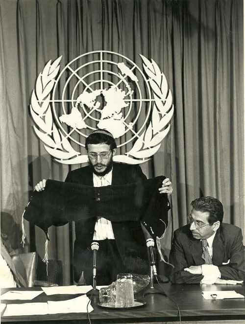 יוסף מנדלביץ' מציג באו"ם את הטלית שהכין בעודו במחנה העבודה