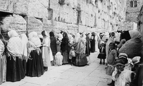 Nesta foto de mulheres rezando no Cotel na virada do s&#233;culo 20, pode-se ver nomes gravados (ou escritos) nas pedras, conforme o costume antigo.