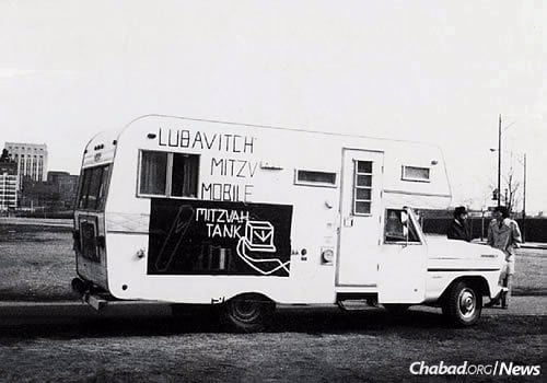The first mitzvah tank in Chicago makes its rounds, 1975. (Photo: Library of Agudas Chasidei Chabad)