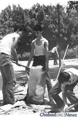 Elementary-school students fill sandbags for their shelter in Tel Aviv in advance of war. (Photo: Israel Government Press Office)