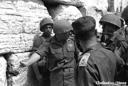 IDF Chief of Staff Yitzchak Rabin, left, invites Israel Defense Minister Moshe Dayan, right, to approach the Western Wall on the day of its liberation: June 7, 1967. (Photo: Ilan Bruner/Israel Government Press Office)