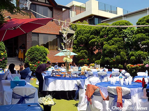 Chabad’s front lawn was set with table covered with elegant cloths and sashes, next to a buffet of kosher delicacies. (Maitri Shah Photography)