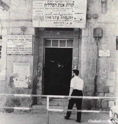 Yeshivat Torat Emet was originally founded in Hebron in 1912 and moved to Jerusalem in the 1920s. Hebron’s centuries-old Jewish community was later destroyed in the Arab massacre of 1929. Until the late 1960s, Torat Emet was located in this stone building in the Mea Shearim neighborhood, before moving to a newer premises in Shikun Chabad. (Photo: Challenge)