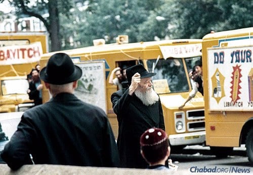 The Rebbe encourages the “tankists” in Brooklyn before they set off for Manhattan during the first few weeks after the mitzvah tanks were launched. (Photo: JEM/The Living Archive)