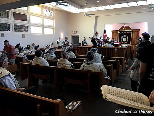 Shemtov shares a Torah thought during the early-morning service.