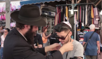 De jeunes ‘hassidim de Kfar ‘Habad se rendent quotidiennement à Tel Aviv pour y mettre les ‎Téfiline aux passants.‎