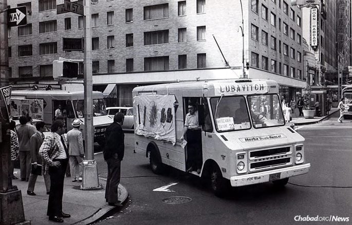 A mitzvah tank drives through midtown Manhattan shortly after the vehicles got their name in 1974. (Photo: Kehot Publication Society)