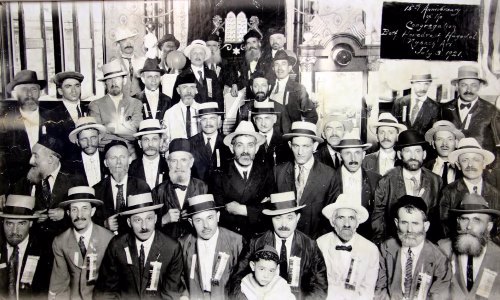 A 1921 photo of the early members of Congregation Nusach Hari in St. Louis, who were largely Russian immigrants of Chabad Lubavitch descent. (Courtesy Cong. Nusach Ha’Ari Bnai Zion)