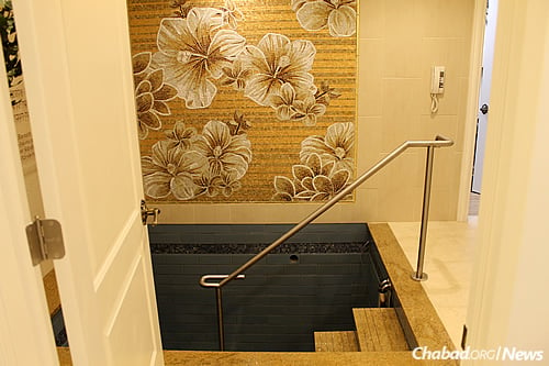 Design details include an intricate mosaic depicting flowers in the mikvah pool room, alongside heated floors. (Photo: Chabad Center for Jewish Life in Merrick, N.Y.)