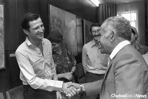 Yuli and Tanya Edelstein meet Israeli Prime Minister Yitzchak Shamir in Jerusalem, following their 1987 arrival in Israel. (Photo: Magi Ohayon/Government Press Office)