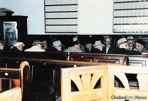 A Torah class in the small hall of the Moscow Choral Synagogue in 1984. Reb Mottel is fourth from right. (Photo courtesy of Association Remember and Save)