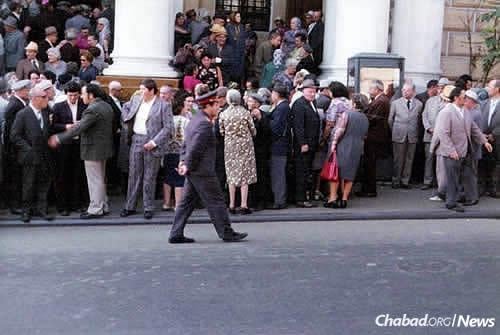 Soviet militsiya officers patrol crowds outside the Moscow Choral Synagogue during a fall Jewish holiday, circa 1975. (Photo courtesy of Association Remember and Save)
