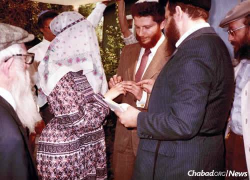 Edelstein’s chuppah with his late wife, Tanya, in 1983. Performing the ceremony is the late scholar and author Rabbi J. Immanuel Schochet, who traveled to the USSR that year on Chabad&#39;s behalf. Rabbi Getche Vilensky of Moscow, far left, looks on. (Photo courtesy of Rabbi Yitzchak Schochet)