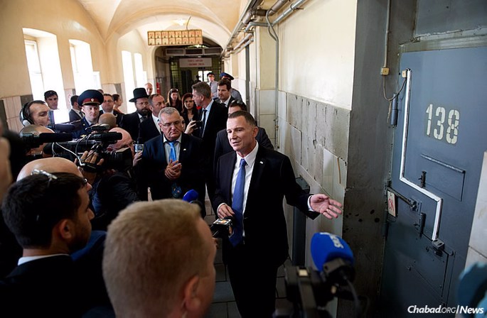 Israeli Knesset Speaker Yuli Edelstein, who served three years in Soviet labor camps for teaching Hebrew, made a return trip to Moscow. Here, he points to an isolation cell at Butyrka prison, where he was held for 15 days after trying to stop a guard from destroying his tefillin. (Photo: Israeli Embassy in Moscow)