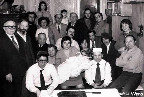 The Moscow circumcision of Yossi Lukatsky in January 1983. Reb Mottel is seen in the bottom row, second from right. (Photo courtesy of Association Remember and Save)