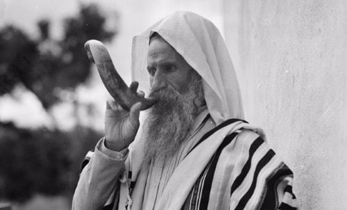 יהודי תוקע בשופר - תקיעת שופר היא המצווה המיוחדת לראש השנה