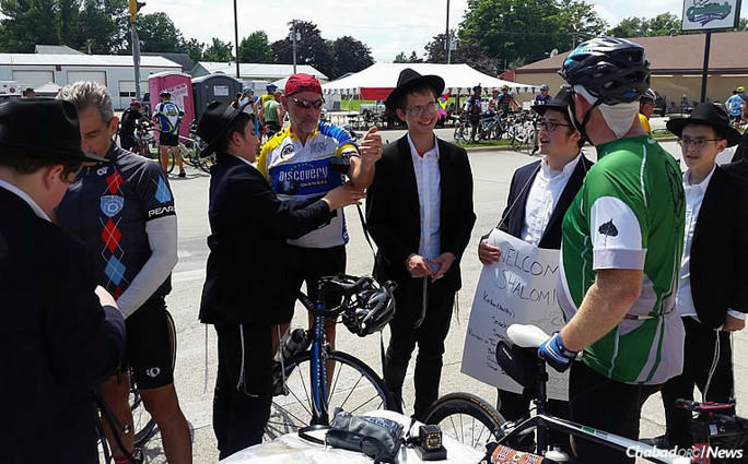 Rabbis, yeshivah students and campers greeted participants in the “Register’s Annual Great Bicycle Ride Across Iowa,” offering kosher food, conversation and the chance for Jewish men to wrap tefillin as they pedaled through Postville. (Photo: Chabad of North East Iowa)