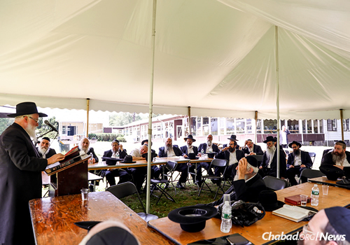 Rabbi Moshe Havlin, chief rabbi of Kiryat Gat, Israel, addresses colleagues at Camp Gan Israel in Parksville, the site of the annual scholarly conference. (Photo: Shimi Kutner)