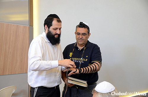 Rabbi Mendel Katri assists a participant. (Photo: Beit Chabad de Belo Horizonte)