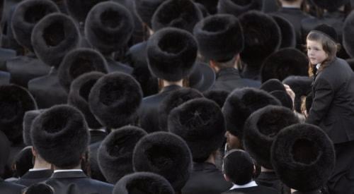 A group of spodik-wearing Gur chassidim (Photo: Ouria Tadmor/flash90).