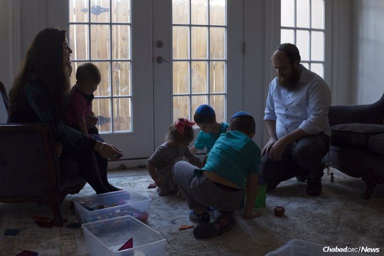 Prior to setting off, the rabbi spends time with his wife, Nene, and children, Tonia, Cherna, Leib and Mendel, who are temporarily living in McAllen. (Photo: Ver&#243;nica G. C&#225;rdenas/Chabad.org)