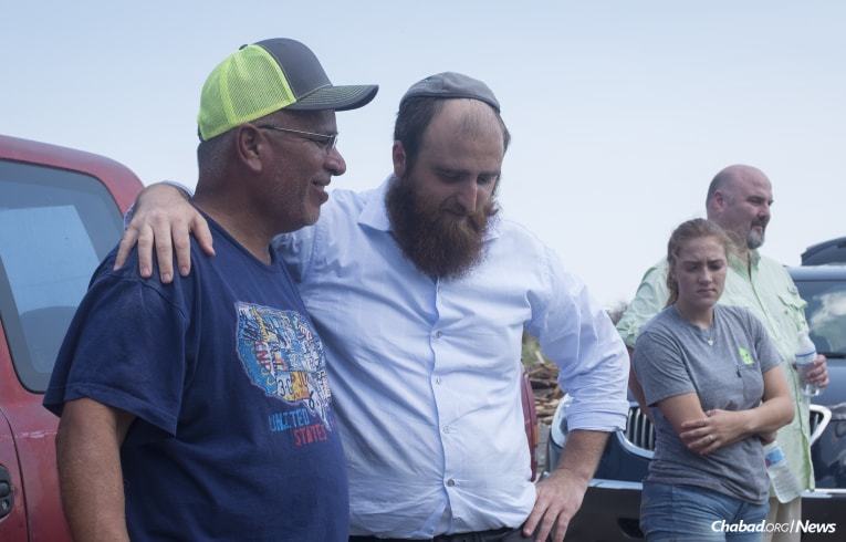 The rabbi talks with a man who lost his home and other belongings in Rockport. (Photo: Verónica G. Cárdenas/Chabad.org)