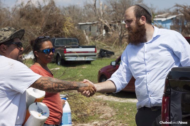 Schmukler greets an individual who has been impacted by Hurricane Harvey in Rockport. (Photo: Verónica G. Cárdenas/Chabad.org)