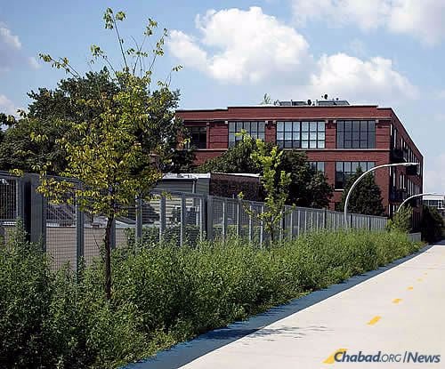 The “606” elevated train track turned urban walking trail is now a spot where Rabbi Yosef Moscowitz, who co-directs Chabad of Bucktown-Wicker Park in Chicago, will again blow shofar. In 2016, 100 people gathered to hear him. (Photo: Wikimedia Commons)