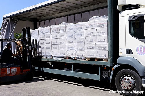 A packed truck prepares to deliver shipments of food to Israelis in 48 different cities. (Photo: Colel Chabad)