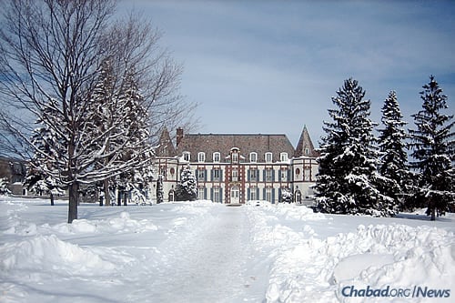 Rabbi Binyamin and Davida Murray co-direct Middlebury Chabad in Vermont. Le Chateau, above, constructed in 1925, is home to the French department and serves as a student residence. (Photo: Wikimedia Commons)