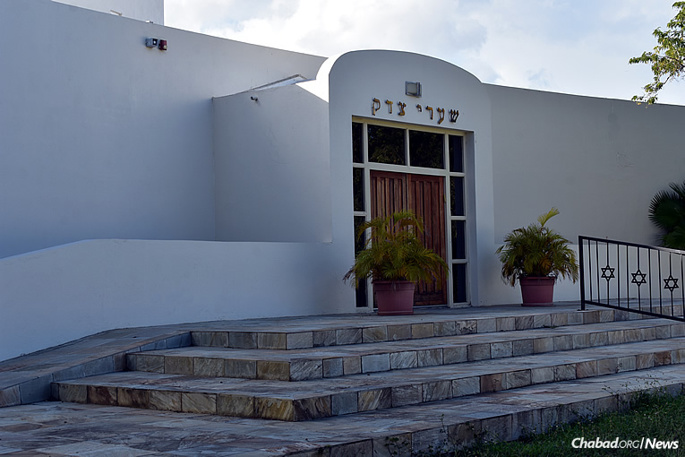 Shaarei Tsedek Jewish Center will now be served by Rabbi Refoel and Chani Silver, who landed in Cura&#231;ao right before Rosh Hashanah.