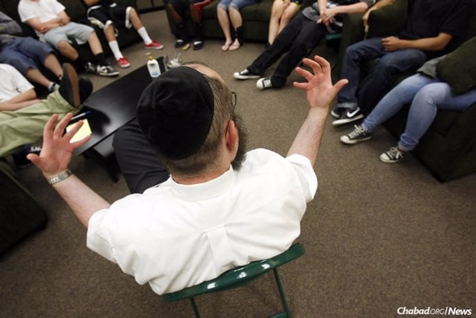As the opioid epidemic accelerates, Jewish families have turned to Project HEART, which works to provide for the Jewish needs of teenagers in treatment centers and as part of wilderness therapy programs. Above: Benny Zippel, co-director of Chabad Lubavitch of Utah in Salt Lake City, counsels a group of teens.