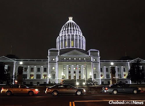 Driving by the Arkansas State Capitol (Photo: Southern Jewish Life/Larry Brook)