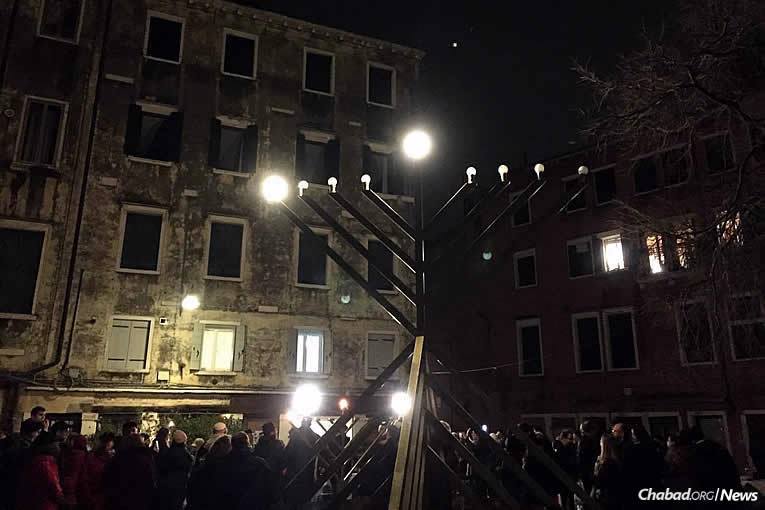 Des centaines de personnes se sont rassemblés à la cérémonie d’allumage public organisée par le centre ‘Habad-Loubavitch au Campo di Ghetto Nuovo à Venise, en Italie, mardi 12 décembre, le premier des 8 soirs de ‘Hanouka.