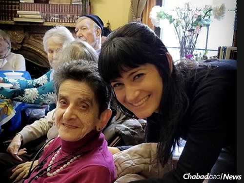 Chabad’s educational director Sheli Man-Steinberg with local seniors