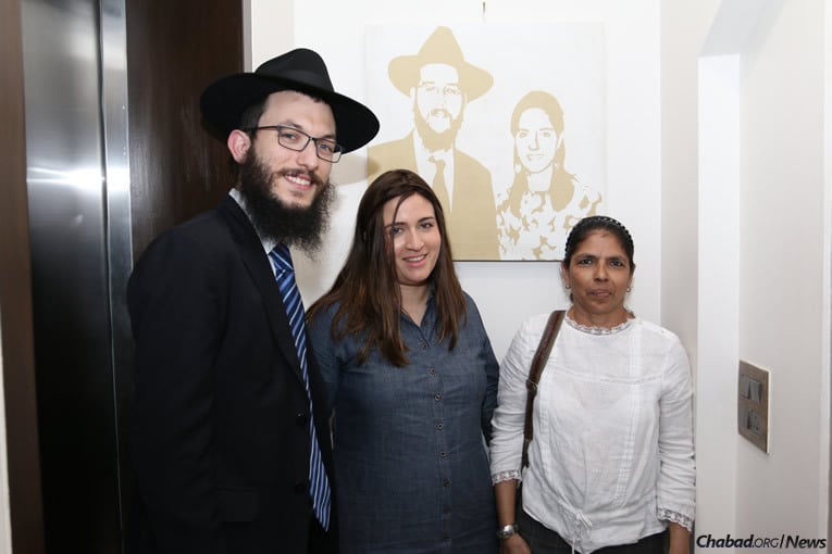 Rabbi Israel and Chaya Kozlovsky, co-directors of Chabad-Lubavitch of Mumbai, with Samuel. (Photo: Chabad of Mumbai/Chabad.org)