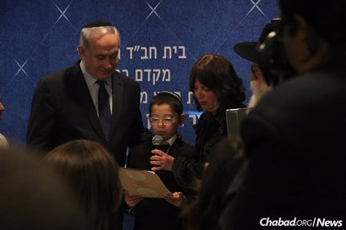 Moshe presents a gift to the Israeli premier. (Photo: Chabad of Mumbai/Chabad.org)