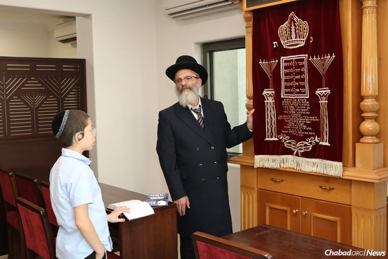 Moshe in the synagogue with his paternal grandfather, Rabbi Nachman Holtzberg. (Photo: Chabad of Mumbai/Chabad.org)