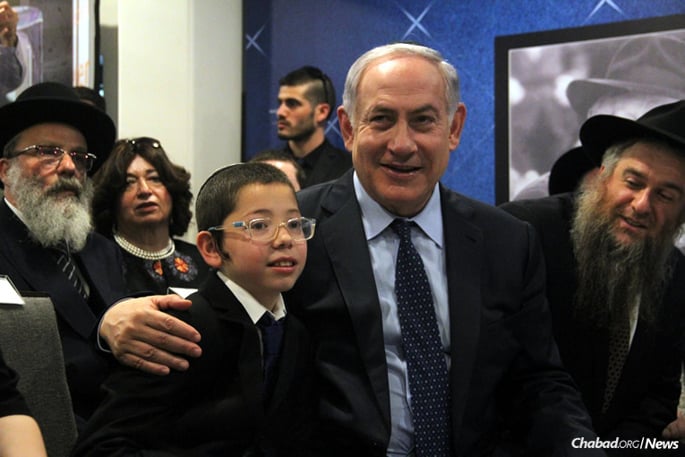 Israeli Prime Minister Benjamin Netanyahu and Moshe Holtzberg at Nariman (Chabad) House in Mumbai, India. With them are Moshe&#39;s paternal grandparents, Rabbi Nachman and Freida Holtzberg, left, and Rabbi Yosef Chaim Kantor, right, co-director of Chabad of Thailand. (Photo: Chabad of Mumbai/Chabad.org)