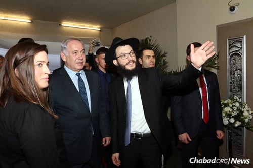 Rabbi Israel and Chaya Kozlovsky, co-directors of Chabad-Lubavitch of Mumbai, welcome Israeli Prime Minister Benjamin Netanyahu to Chabad (Nariman) House in Mumbai, India. (Photo: Chabad of Mumbai/Chabad.org)