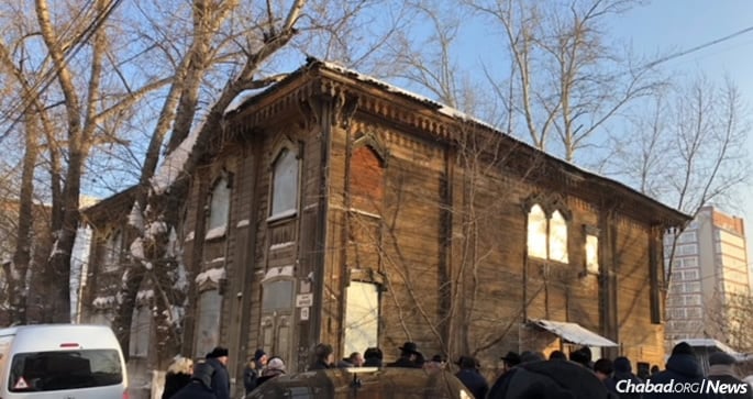 Despite the sub-zero Siberian temperature, some 150 Jewish community members and dignitaries gathered at the Soldiers’ Synagogue for the ceremony.