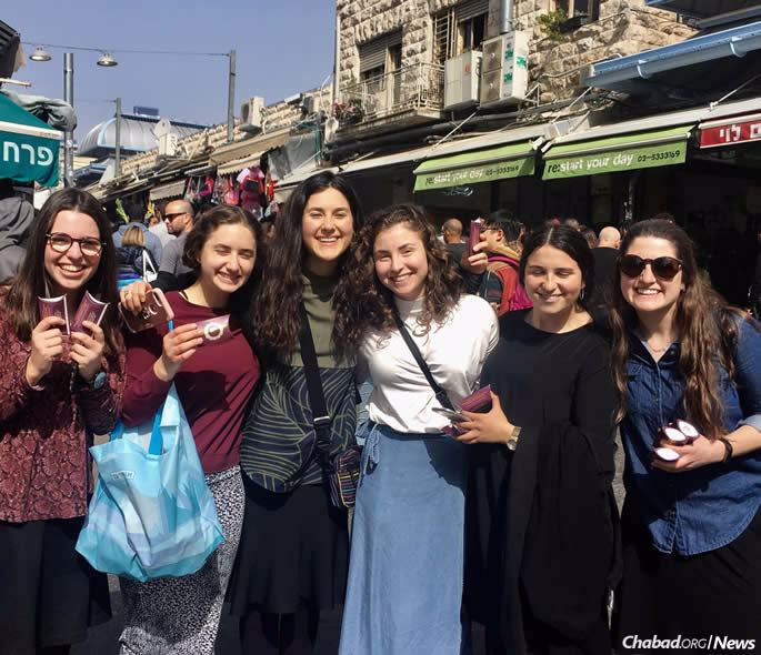 At the Mahane Yehuda outdoor market, students from the Mayanot Institute of Jewish Studies in Jerusalem inspired more than 150 girls and women to light Shabbat candles. (File photo)