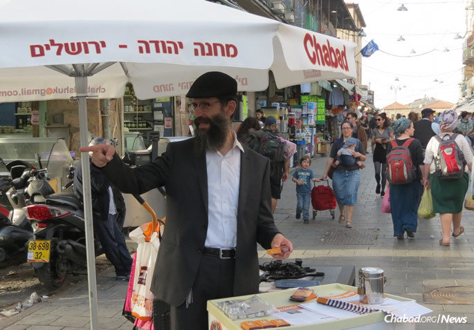 Rabbi Tzvi Ruderman manages the stand six days a week all year long. (Photo: Phreddy Wischusen)