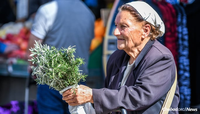 A woman sells hand-picked rosemary. (Photo: Aviad Tevel)