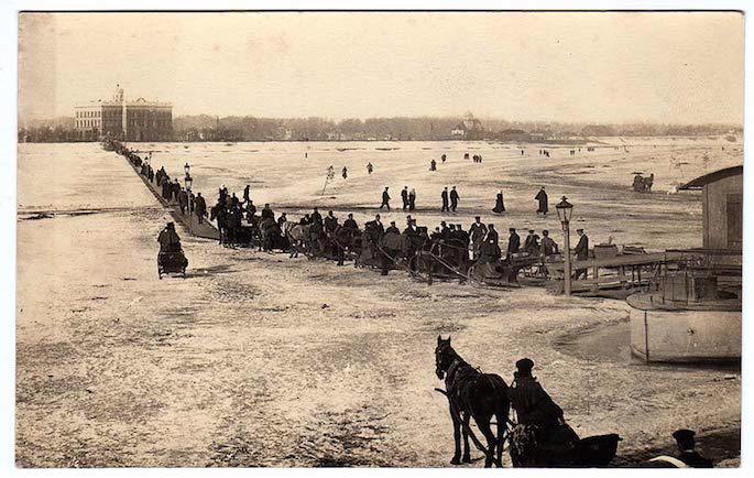 Traffic crossing the frozen Daugava River in Riga, Latvia, 1900-1918. Photo: Wikimedia Commons.