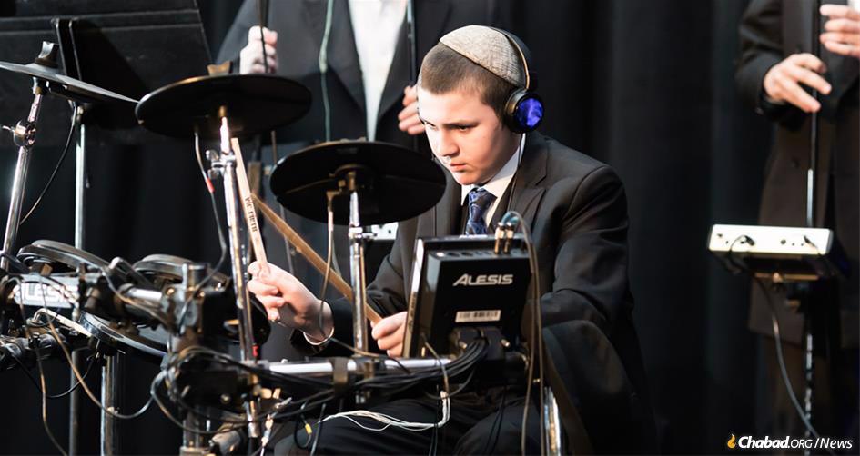 Levi Harlig sang and drummed for three hours with entertainer Avraham Fried at a community-wide celebration at the Four Seasons Hotel on the Las Vegas Strip. (Photo: Norina Kaye)