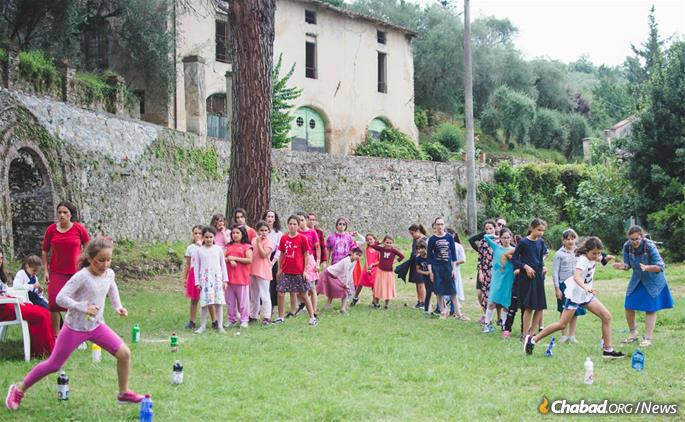 Color War at Camaiore is much the same as it would be at a camp anywhere else, just in a Tuscan villa. (Photo: Batsheva Helena Goldreich for Chabad.org)
