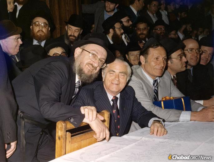 Fogelman with Beame at the Rebbe&#39;s farbrengen gathering in the Crown Heights neighborhood of Brooklyn. (Photo: Fogelman family collection)