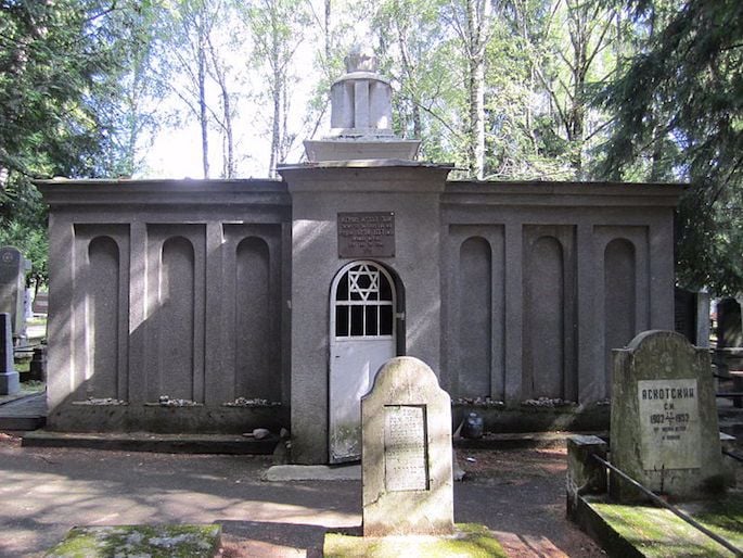 A placa acima da entrada do túmulo do Gaon de Vilna afirma que os restos mortais de Avraham, o Justo Convertido, estão enterrados ali também (Chaim, Wiki Commons).