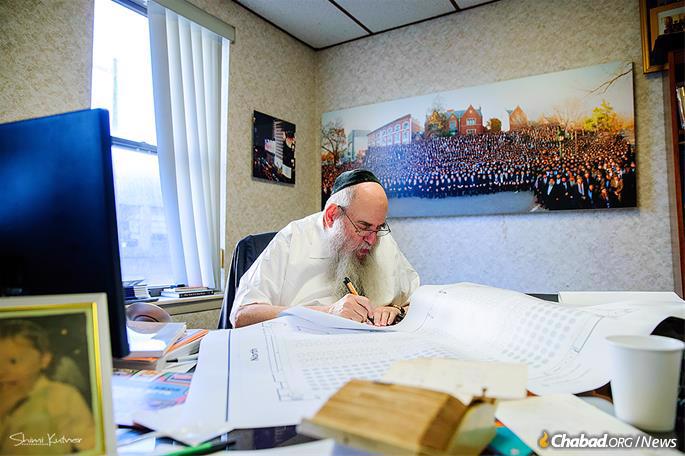 Rabbi Moshe Kotlarsky, director of the International Conference of Chabad-Lubavitch Emissaries and vice chairman of Merkos L’lnyonei Chinuch—the educational arm of the Chabad-Lubavitch movement—prepares for the annual event. (Photo: Shimi Kutner)